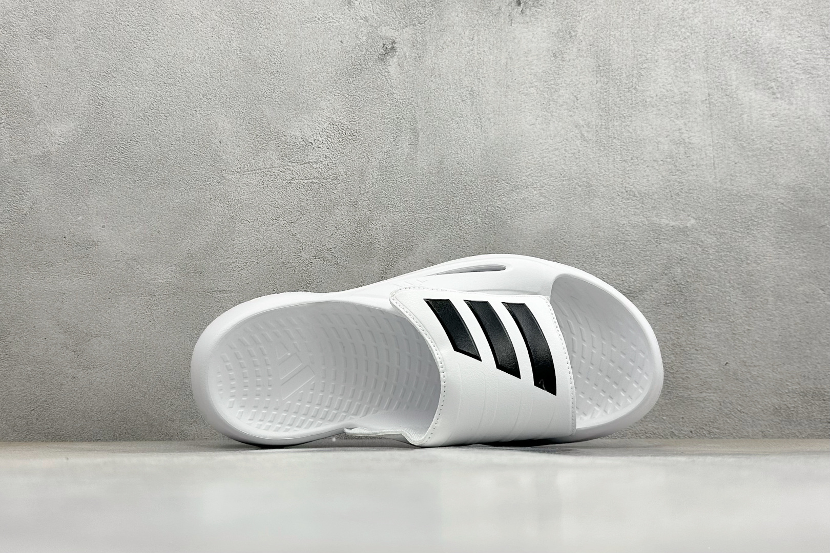 Adidas LIGHTBLAZE SLIDESP 运动休闲舒适拖鞋 JS3585 Adidas LIGHTBLAZE SLIDESP 运动休闲舒适拖鞋 JS3585