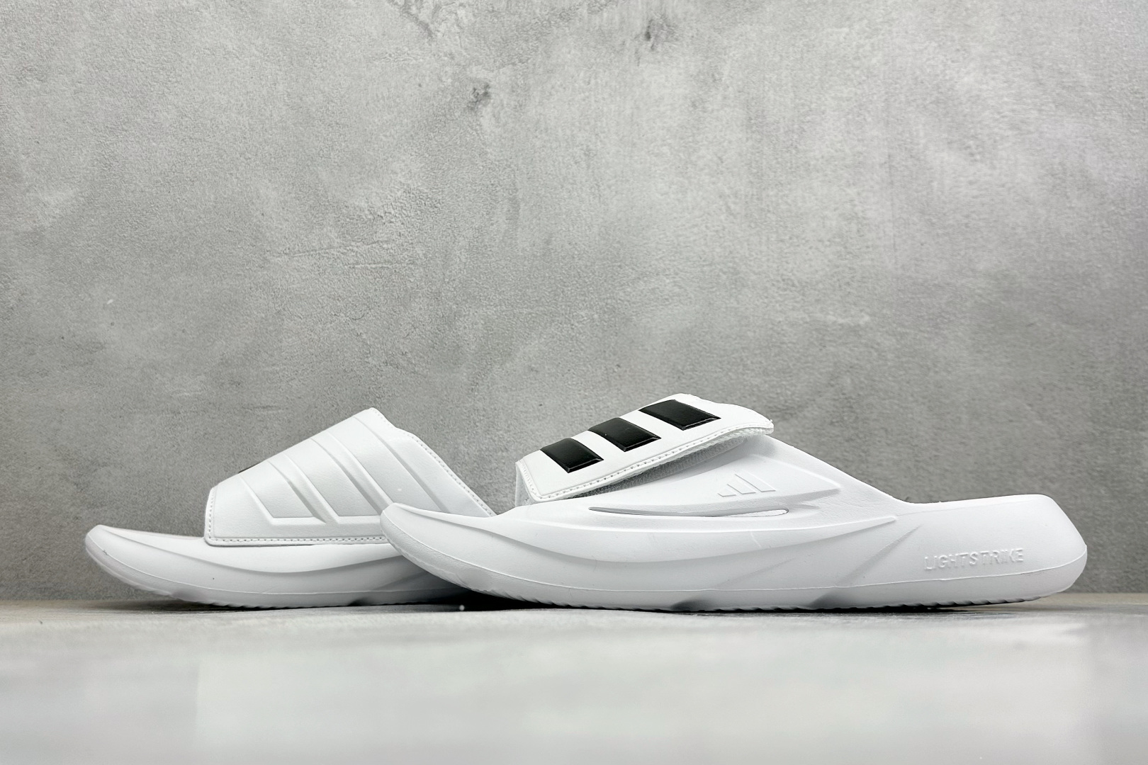 Adidas LIGHTBLAZE SLIDESP 运动休闲舒适拖鞋 JS3585 Adidas LIGHTBLAZE SLIDESP 运动休闲舒适拖鞋 JS3585