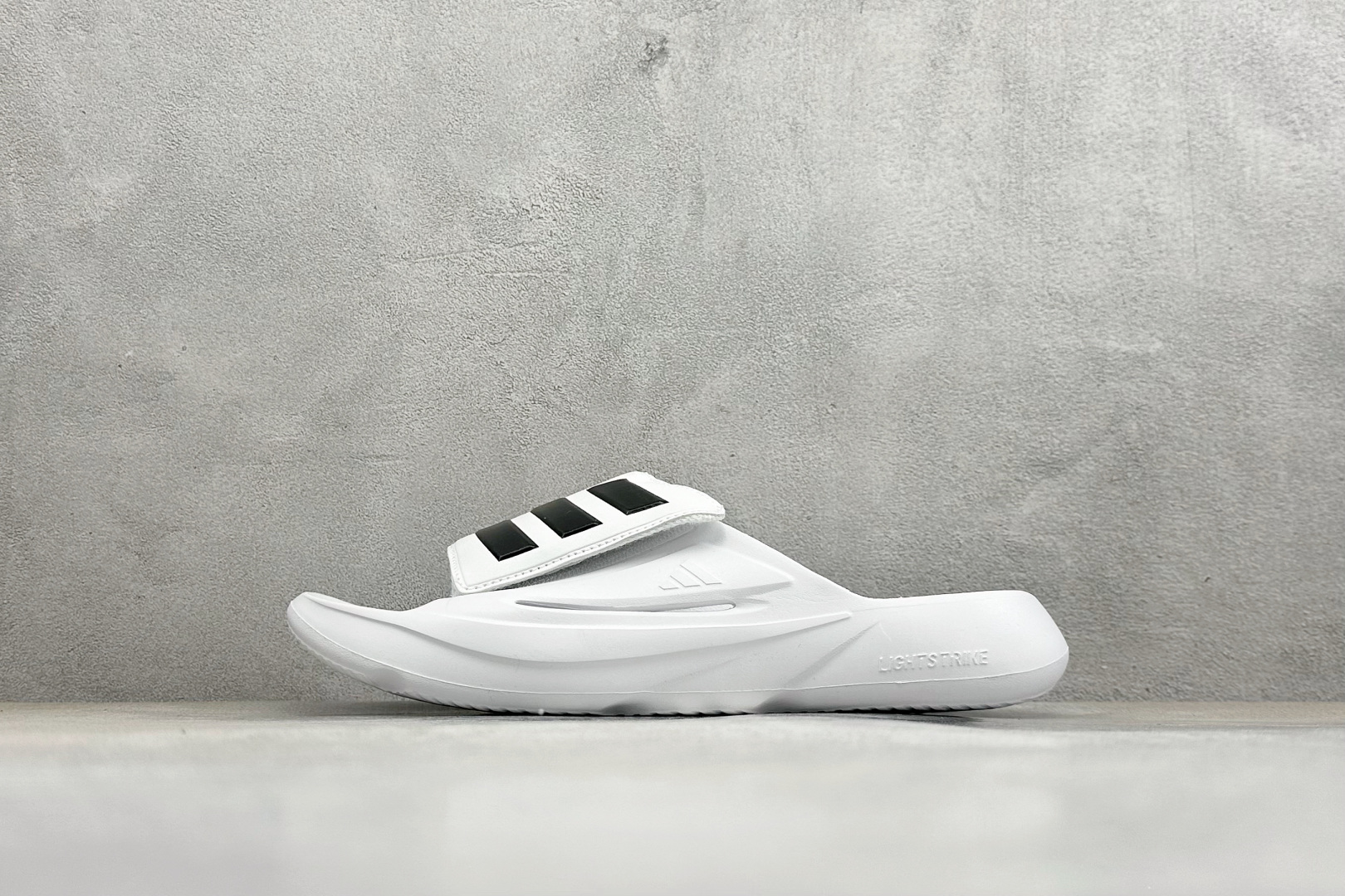 Adidas LIGHTBLAZE SLIDESP 运动休闲舒适拖鞋 JS3585 Adidas LIGHTBLAZE SLIDESP 运动休闲舒适拖鞋 JS3585