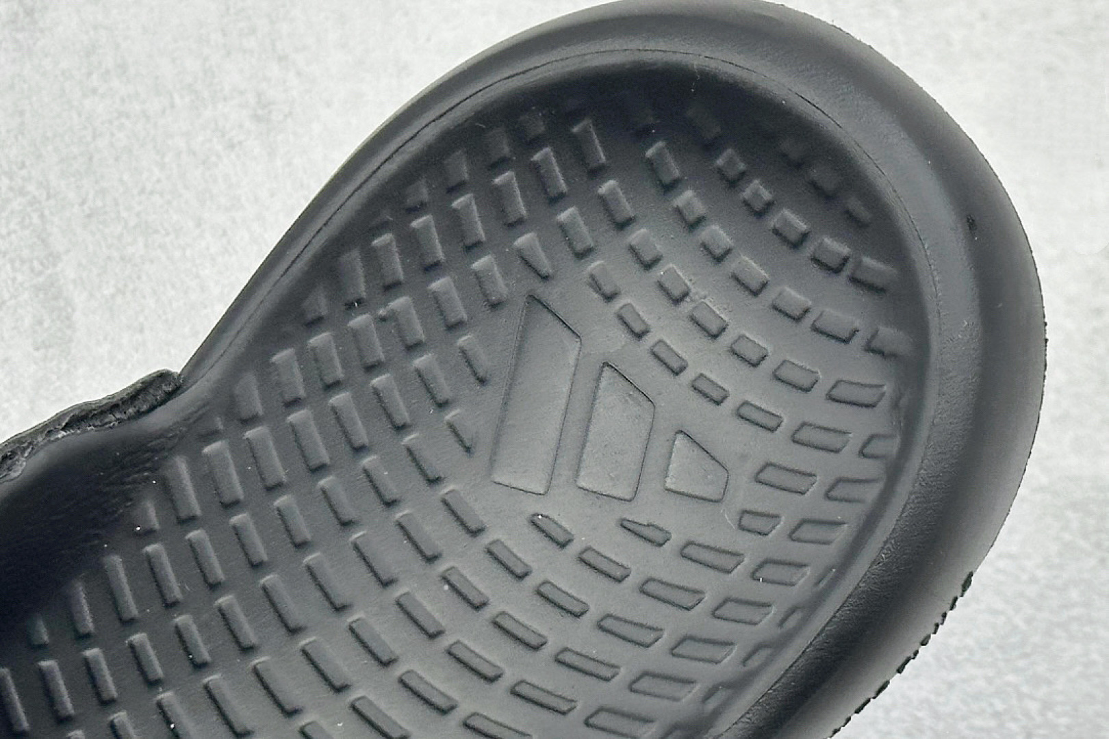 Adidas LIGHTBLAZE SLIDESP 运动休闲舒适拖鞋 JR1253 Adidas LIGHTBLAZE SLIDESP 运动休闲舒适拖鞋 JR1253