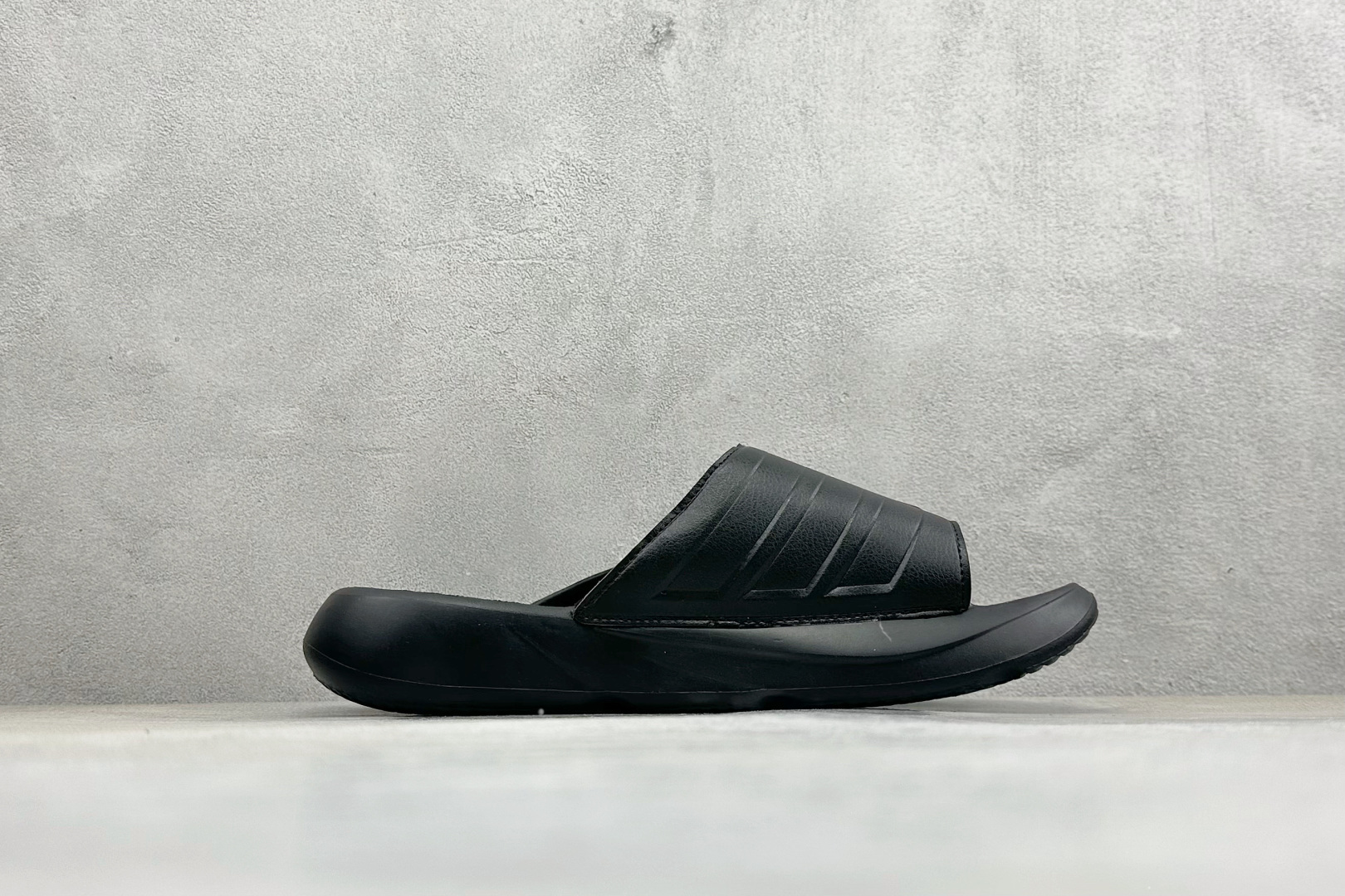 Adidas LIGHTBLAZE SLIDESP 运动休闲舒适拖鞋 JR1253 Adidas LIGHTBLAZE SLIDESP 运动休闲舒适拖鞋 JR1253