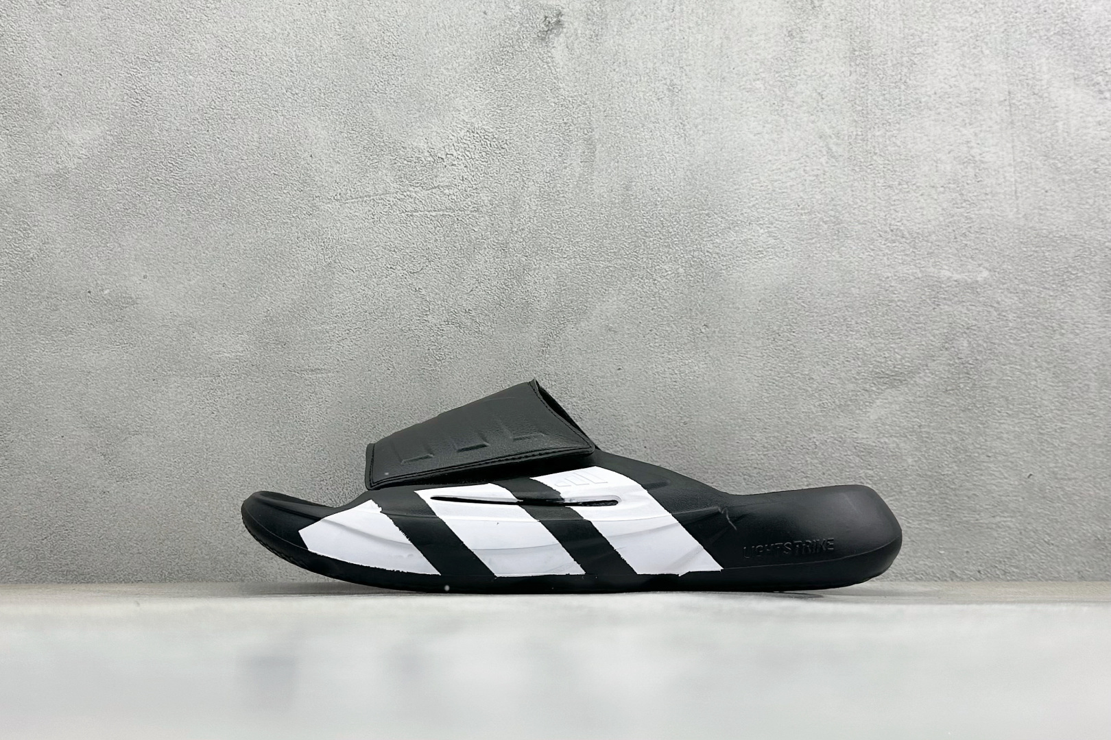 Adidas LIGHTBLAZE SLIDESP 运动休闲舒适拖鞋 JR1253 Adidas LIGHTBLAZE SLIDESP 运动休闲舒适拖鞋 JR1253