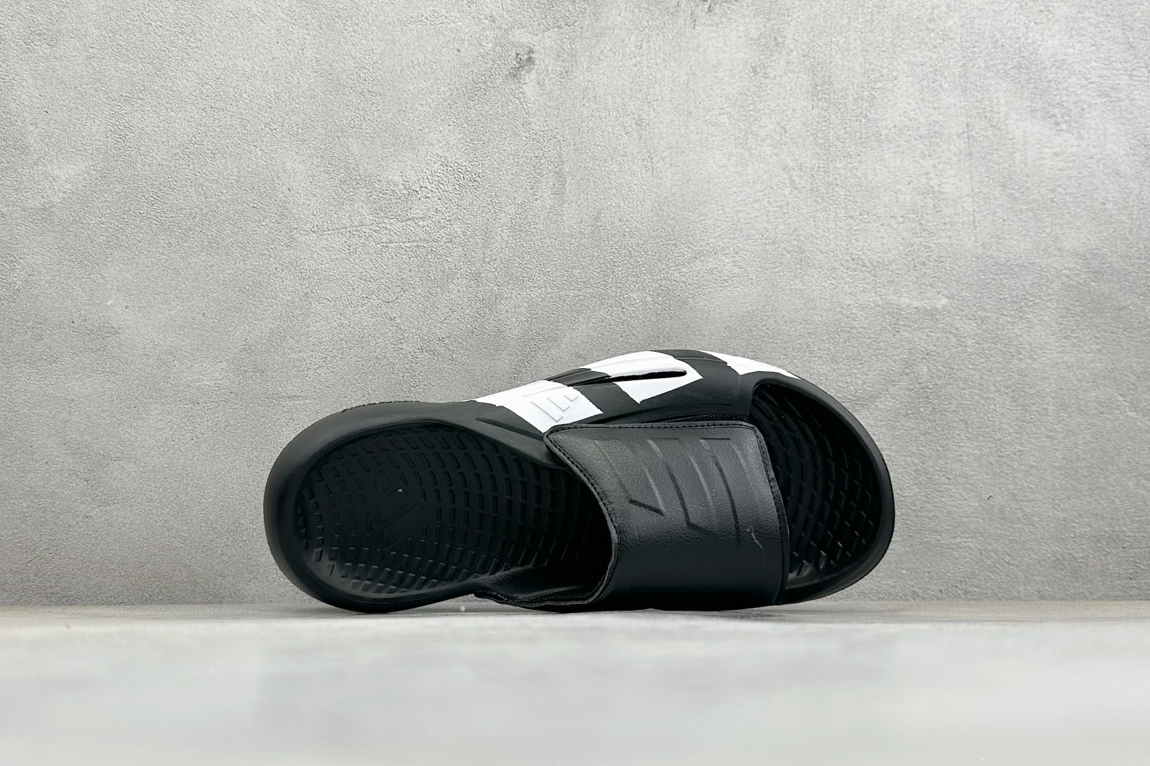 Adidas LIGHTBLAZE SLIDESP 运动休闲舒适拖鞋 JR1253 Adidas LIGHTBLAZE SLIDESP 运动休闲舒适拖鞋 JR1253