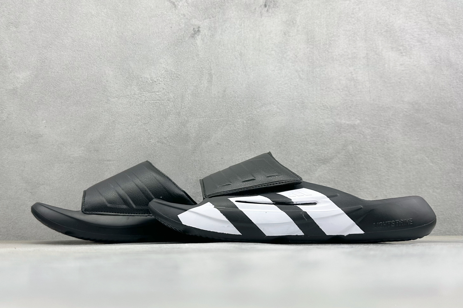 Adidas LIGHTBLAZE SLIDESP 运动休闲舒适拖鞋 JR1253 Adidas LIGHTBLAZE SLIDESP 运动休闲舒适拖鞋 JR1253