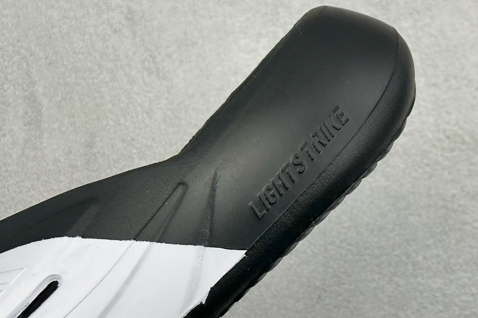 Adidas LIGHTBLAZE SLIDESP 运动休闲舒适拖鞋 JR1253 Adidas LIGHTBLAZE SLIDESP 运动休闲舒适拖鞋 JR1253