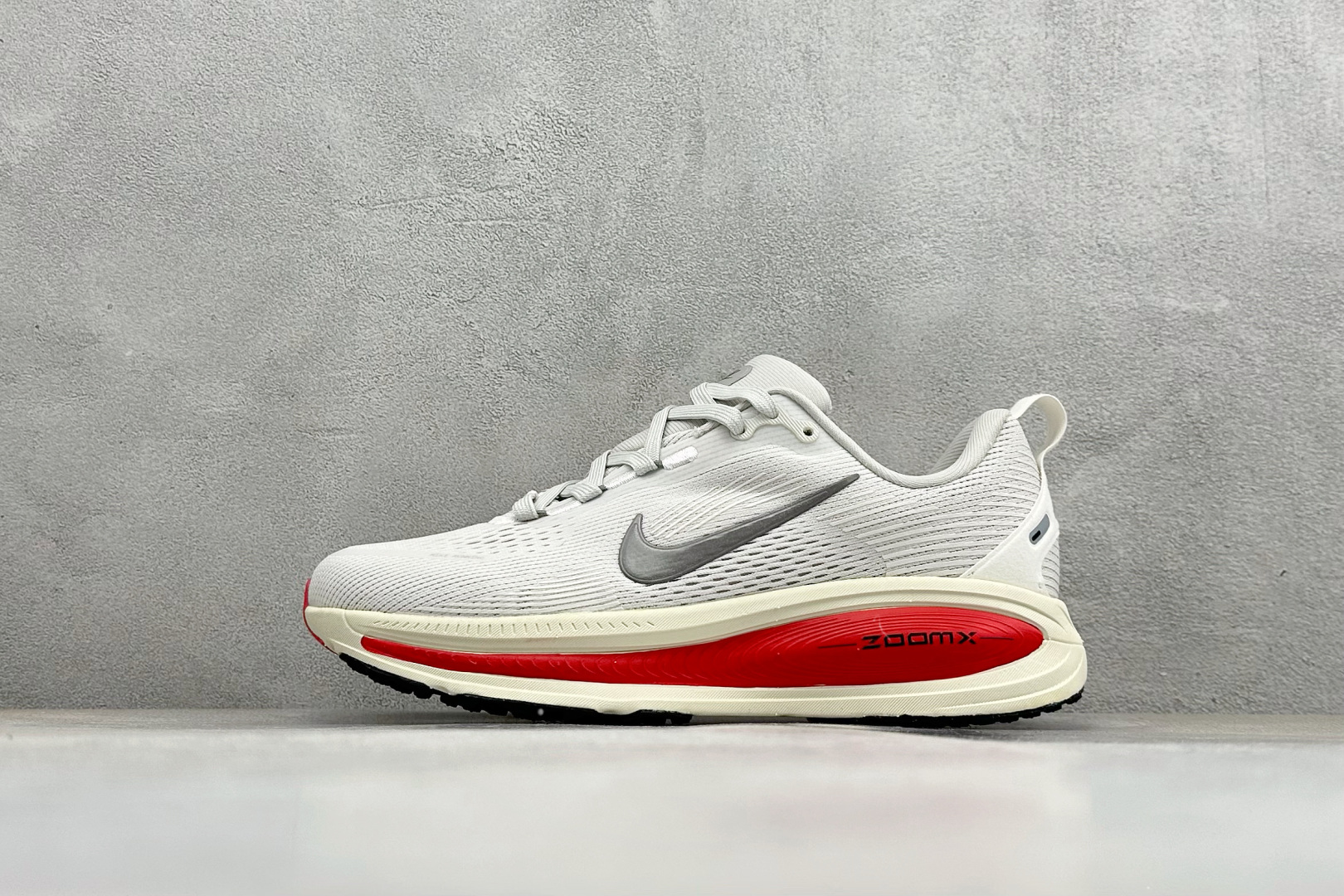 福利特价 Nike VOMERO 18 耐克 舒适减震防滑 低帮跑步鞋全掌ReactX泡绵中底 前掌和后