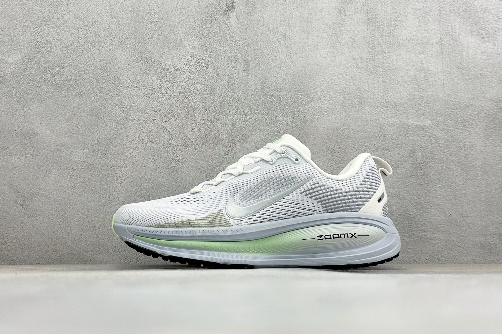 福利特价 Nike VOMERO 18 耐克 舒适减震防滑 低帮跑步鞋全掌ReactX泡绵中底 前掌和后
