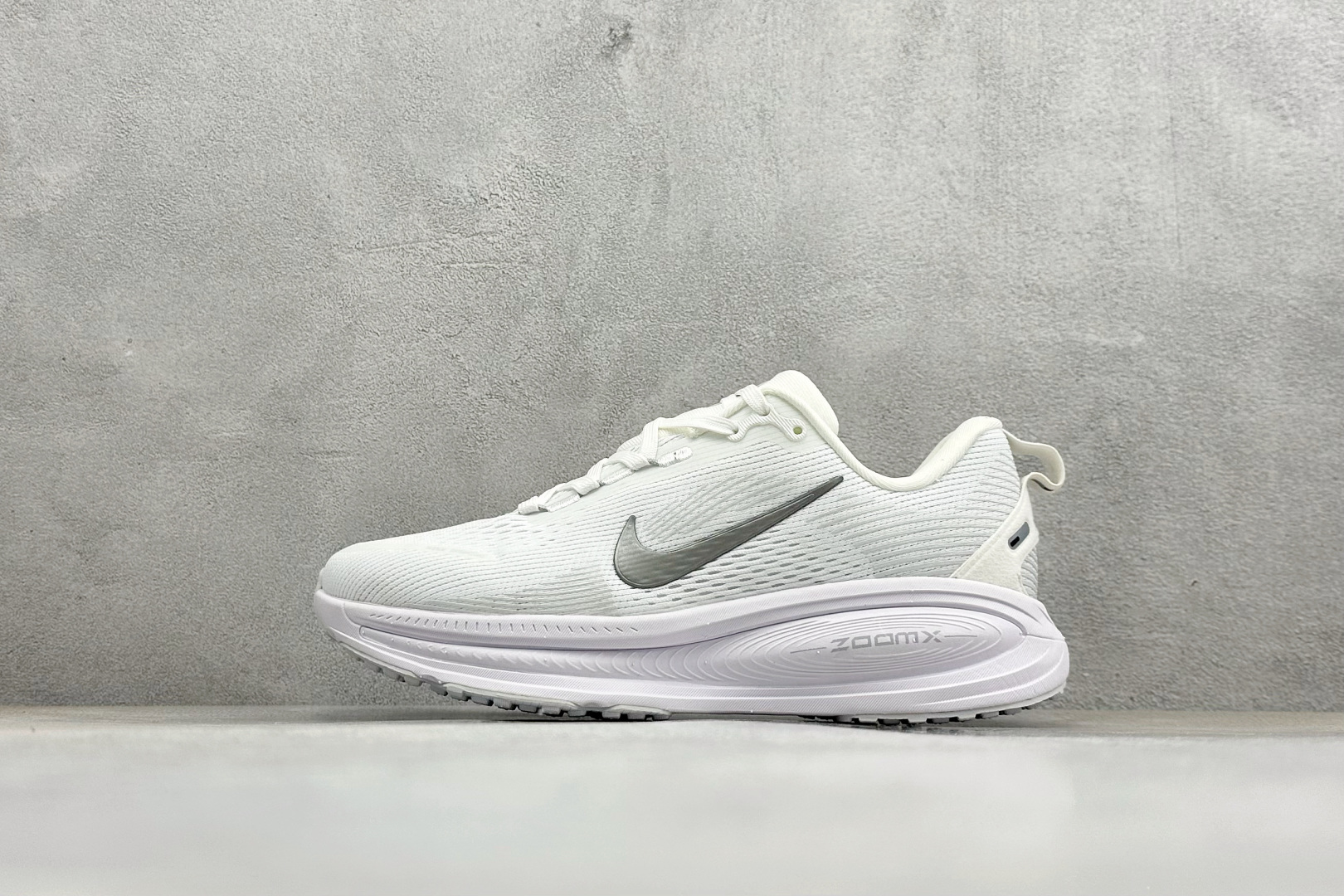 福利特价 Nike VOMERO 18 耐克 舒适减震防滑 低帮跑步鞋全掌ReactX泡绵中底 前掌和后