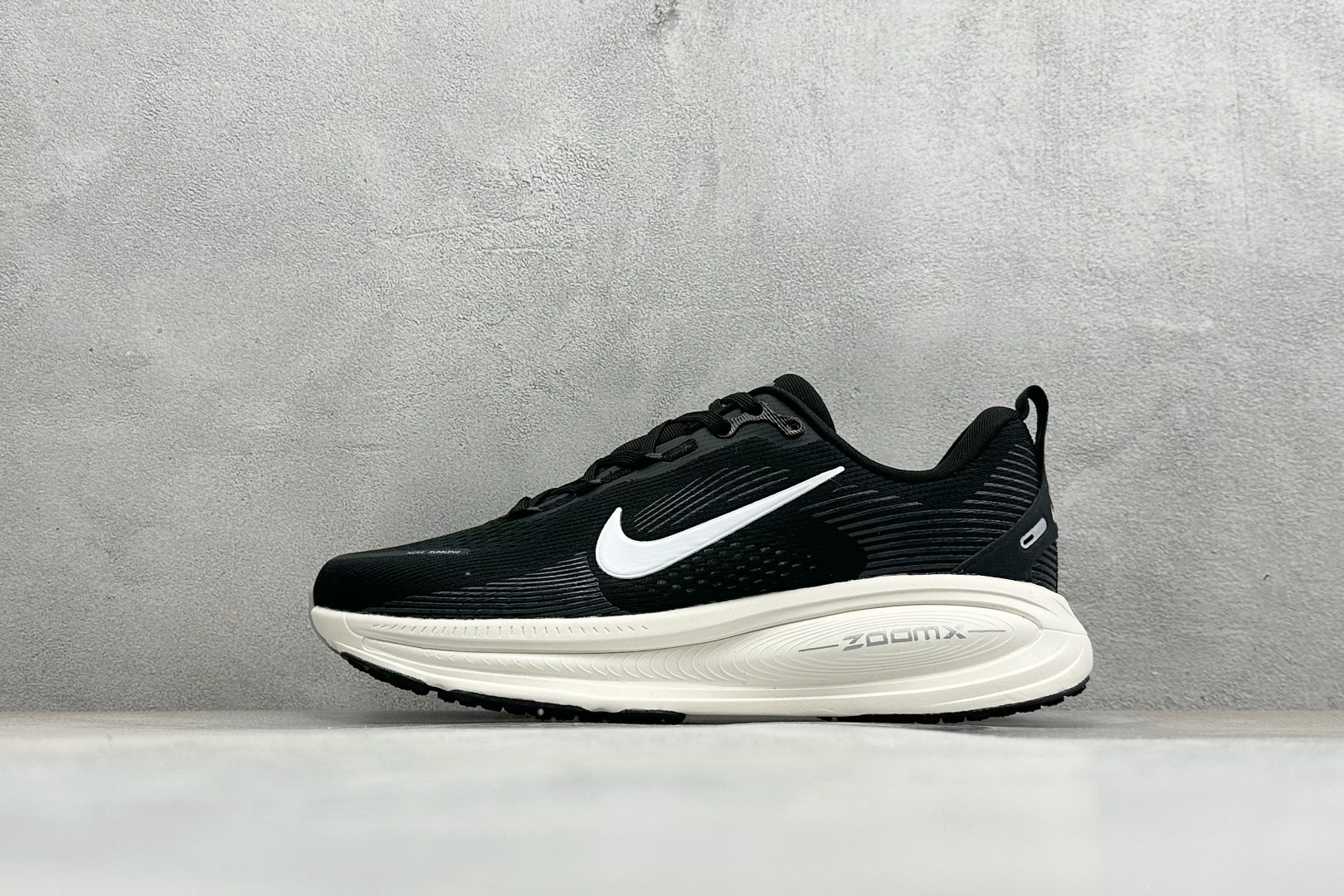 福利特价 Nike VOMERO 18 耐克 舒适减震防滑 低帮跑步鞋全掌ReactX泡绵中底 前掌和后