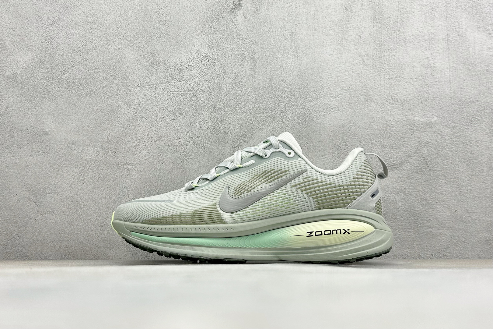 福利特价 Nike VOMERO 18 耐克 舒适减震防滑 低帮跑步鞋全掌ReactX泡绵中底 前掌和后