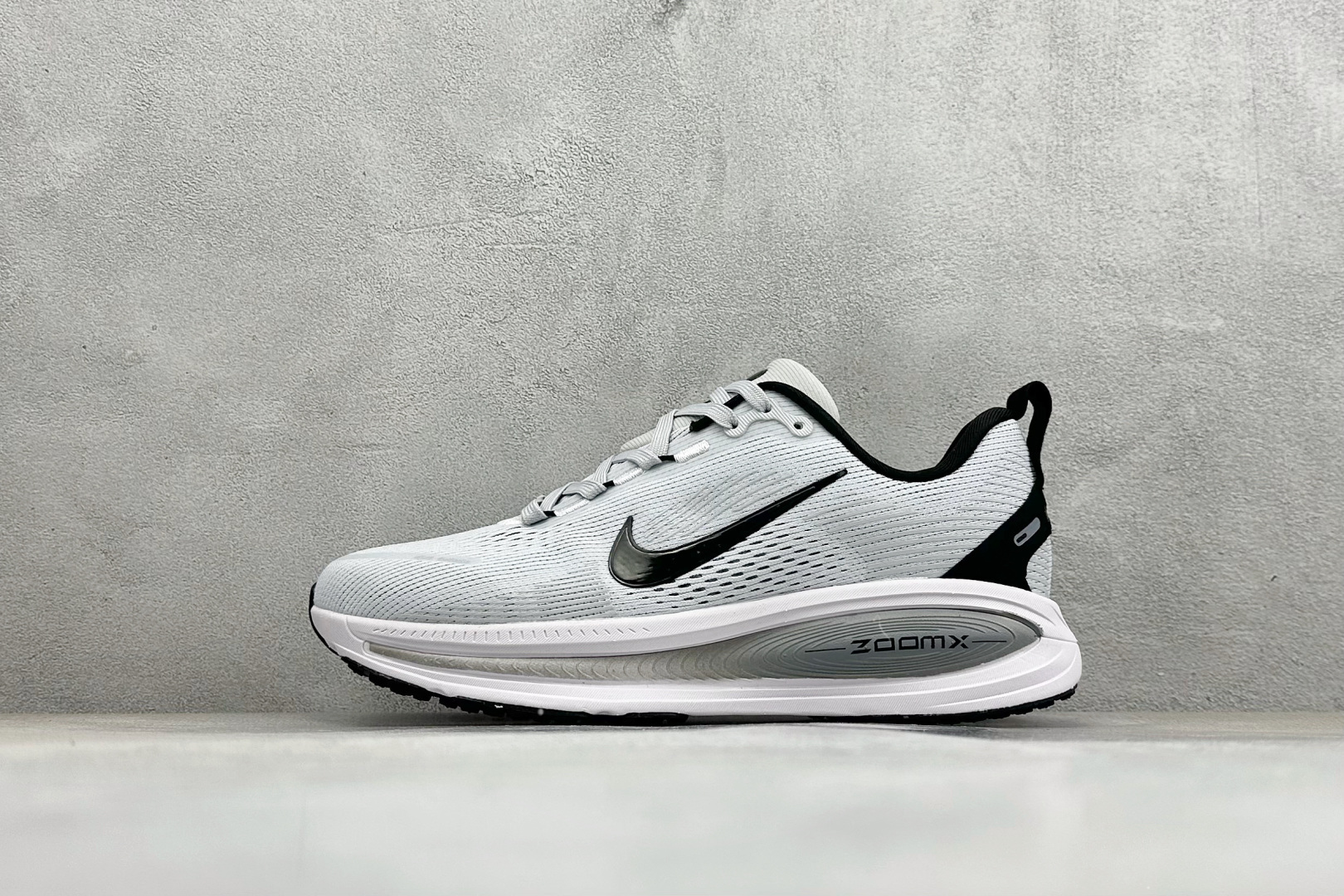 福利特价 Nike VOMERO 18 耐克 舒适减震防滑 低帮跑步鞋全掌ReactX泡绵中底 前掌和后