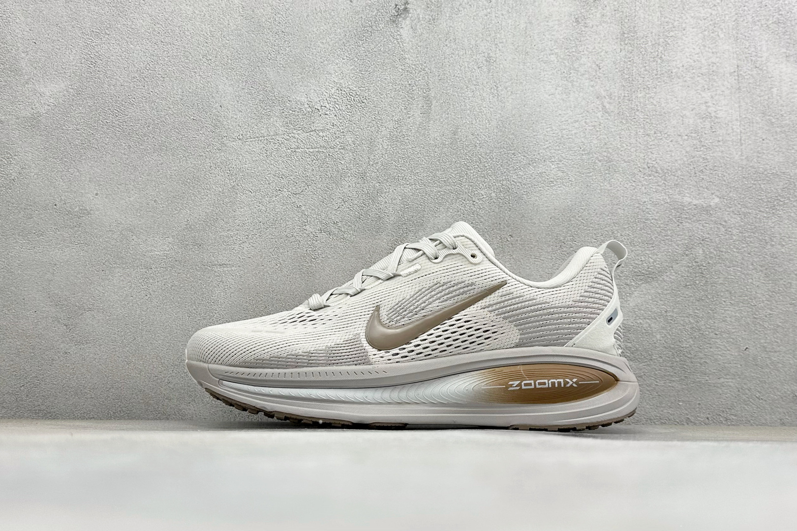 福利特价 Nike VOMERO 18 耐克 舒适减震防滑 低帮跑步鞋全掌ReactX泡绵中底 前掌和后
