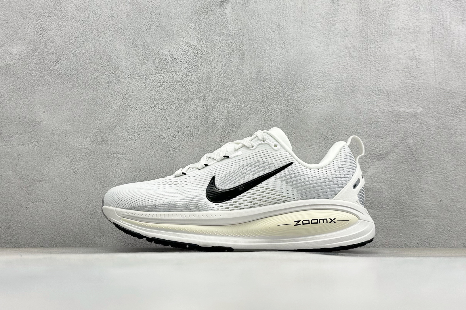 福利特价 Nike VOMERO 18 耐克 舒适减震防滑 低帮跑步鞋全掌ReactX泡绵中底 前掌和后