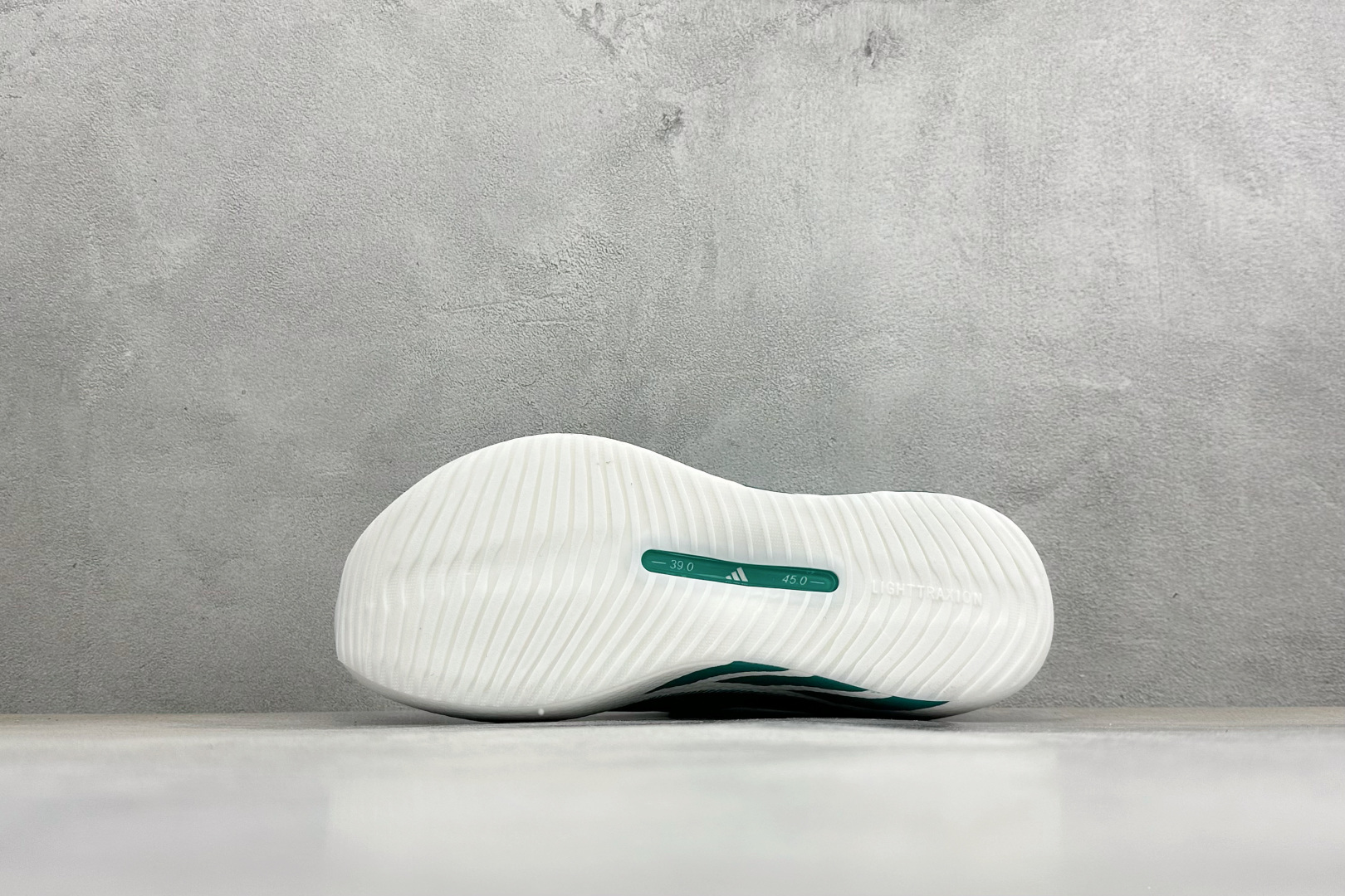 200 AD Hyper Boost Edge M 轻量竞速运动跑鞋 CELERMESH针织网面非常轻薄 KI1915