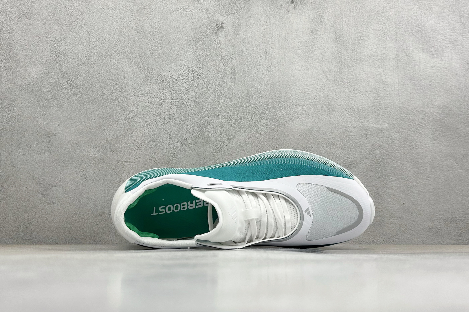 200 AD Hyper Boost Edge M 轻量竞速运动跑鞋 CELERMESH针织网面非常轻薄 KI1915