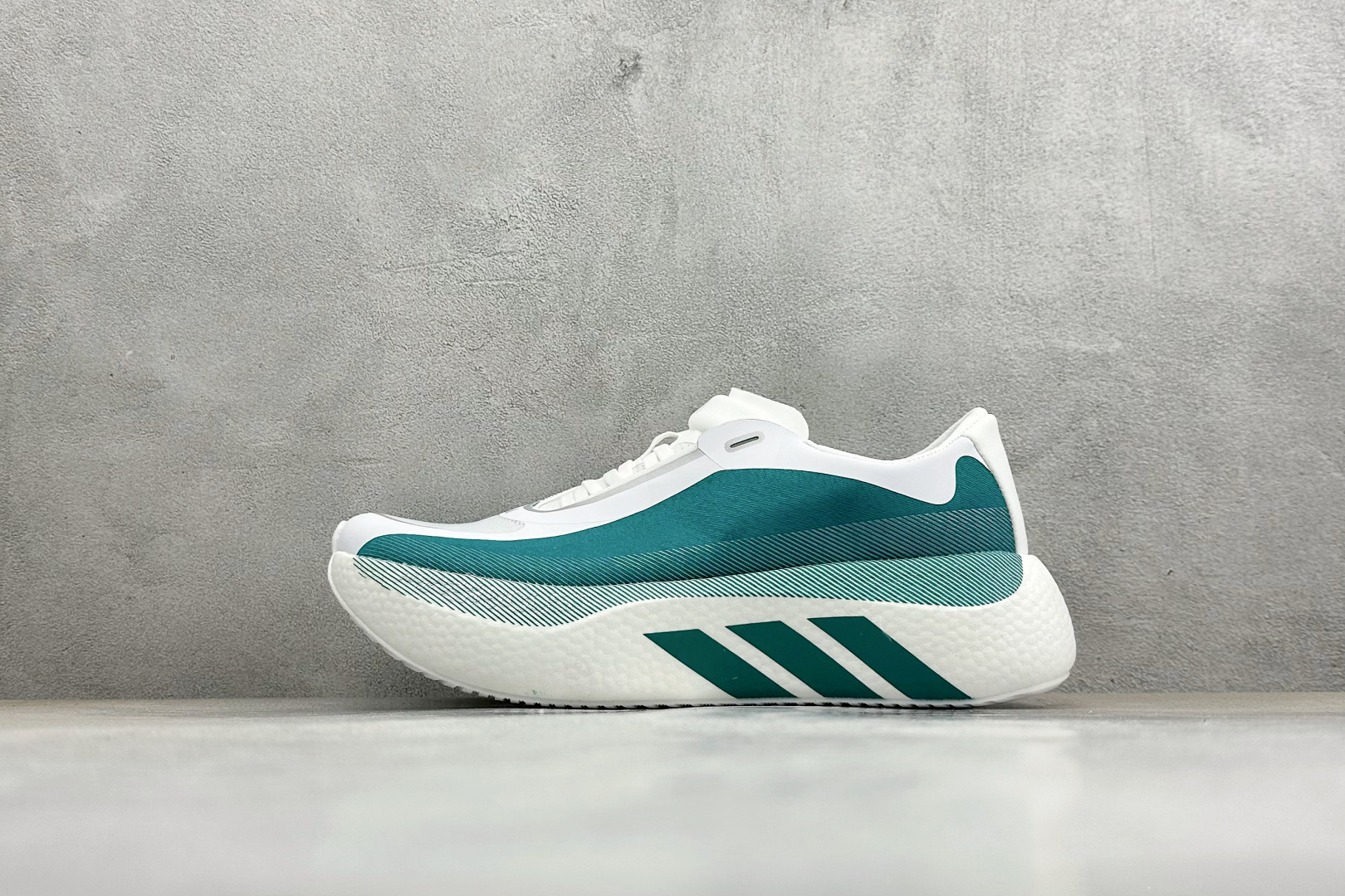 200 AD Hyper Boost Edge M 轻量竞速运动跑鞋 CELERMESH针织网面非常轻薄 KI1915
