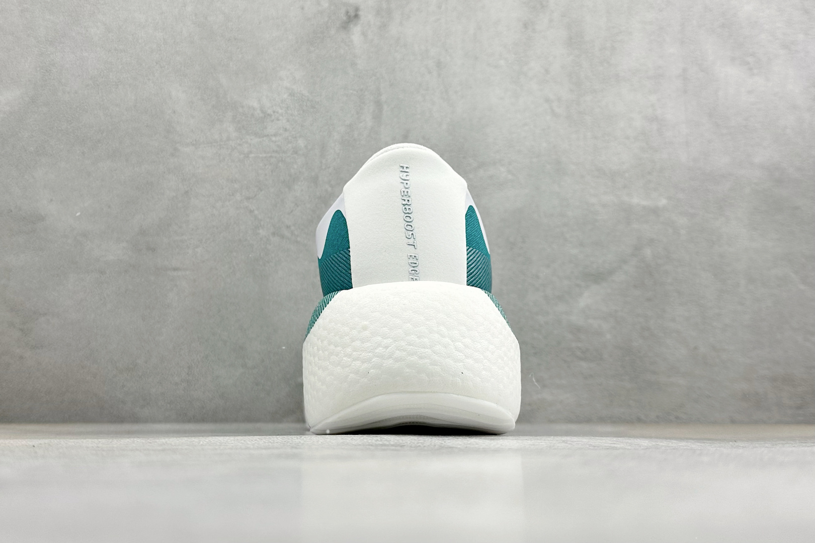 200 AD Hyper Boost Edge M 轻量竞速运动跑鞋 CELERMESH针织网面非常轻薄 KI1915