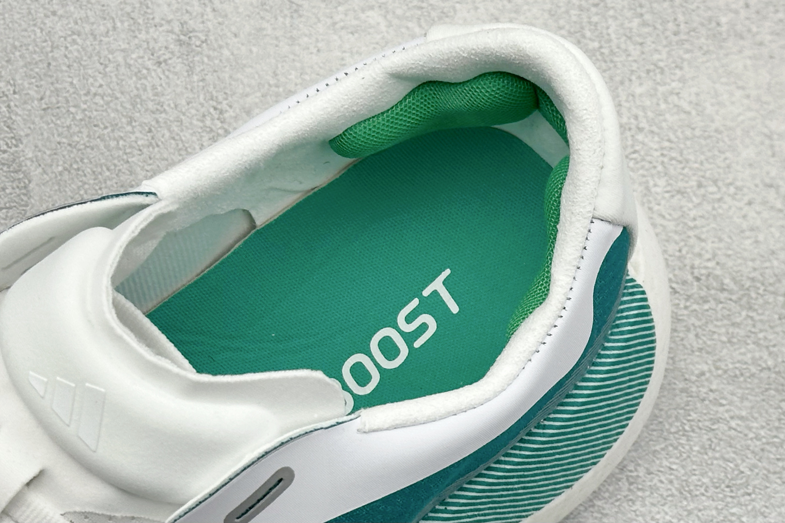 200 AD Hyper Boost Edge M 轻量竞速运动跑鞋 CELERMESH针织网面非常轻薄 KI1915