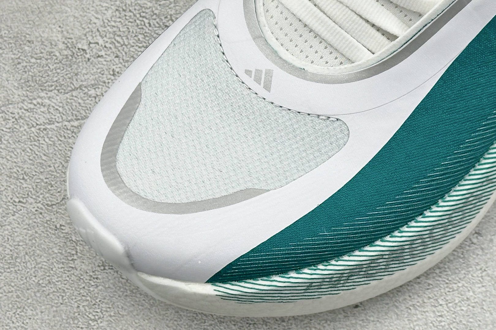 200 AD Hyper Boost Edge M 轻量竞速运动跑鞋 CELERMESH针织网面非常轻薄 KI1915