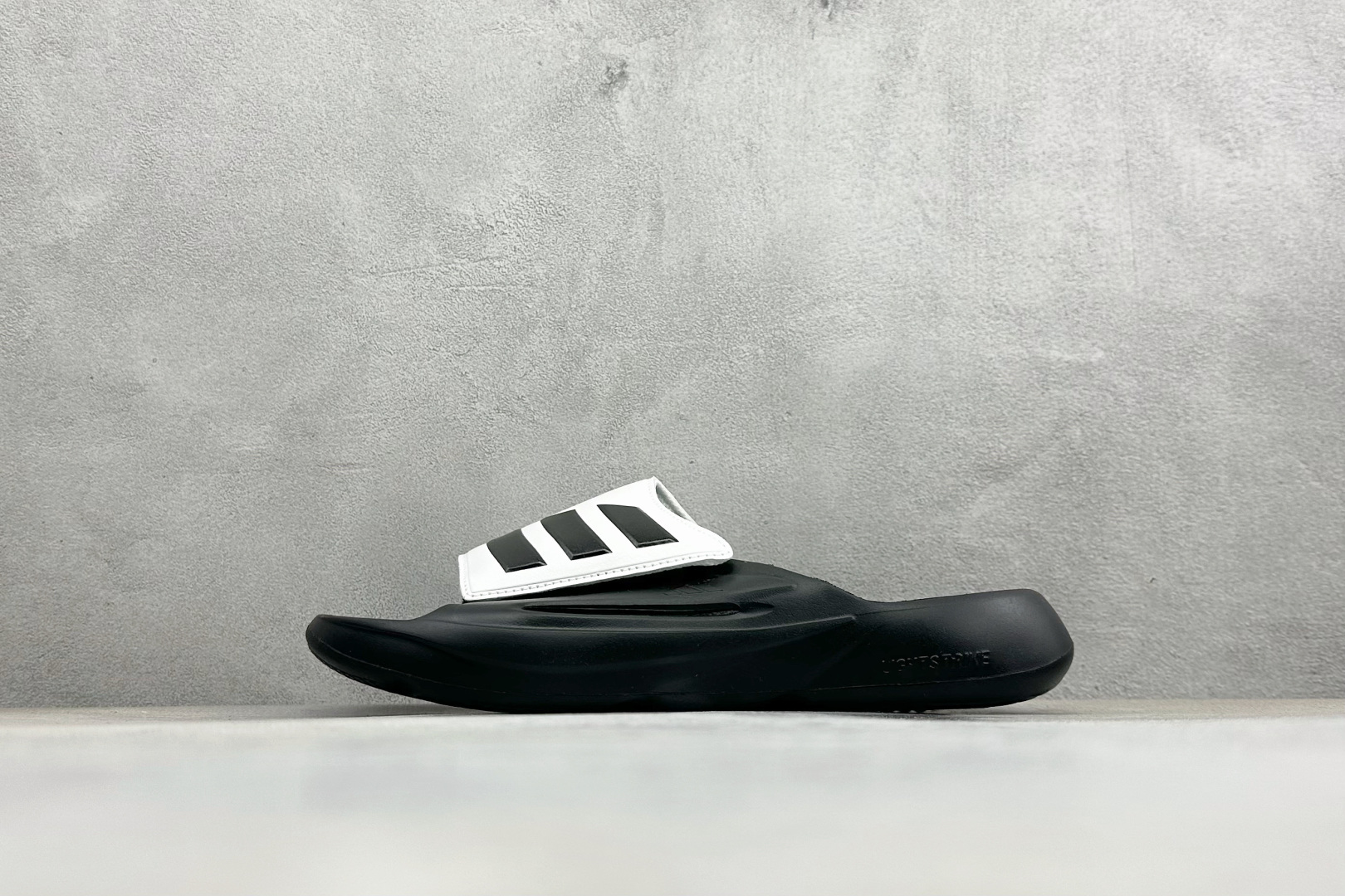 Adidas LIGHTBLAZE SLIDESP 运动休闲舒适拖鞋 JS3587 Adidas LIGHTBLAZE SLIDESP 运动休闲舒适拖鞋 JS3587