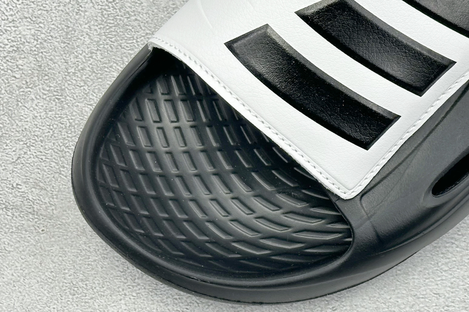 Adidas LIGHTBLAZE SLIDESP 运动休闲舒适拖鞋 JS3587 Adidas LIGHTBLAZE SLIDESP 运动休闲舒适拖鞋 JS3587