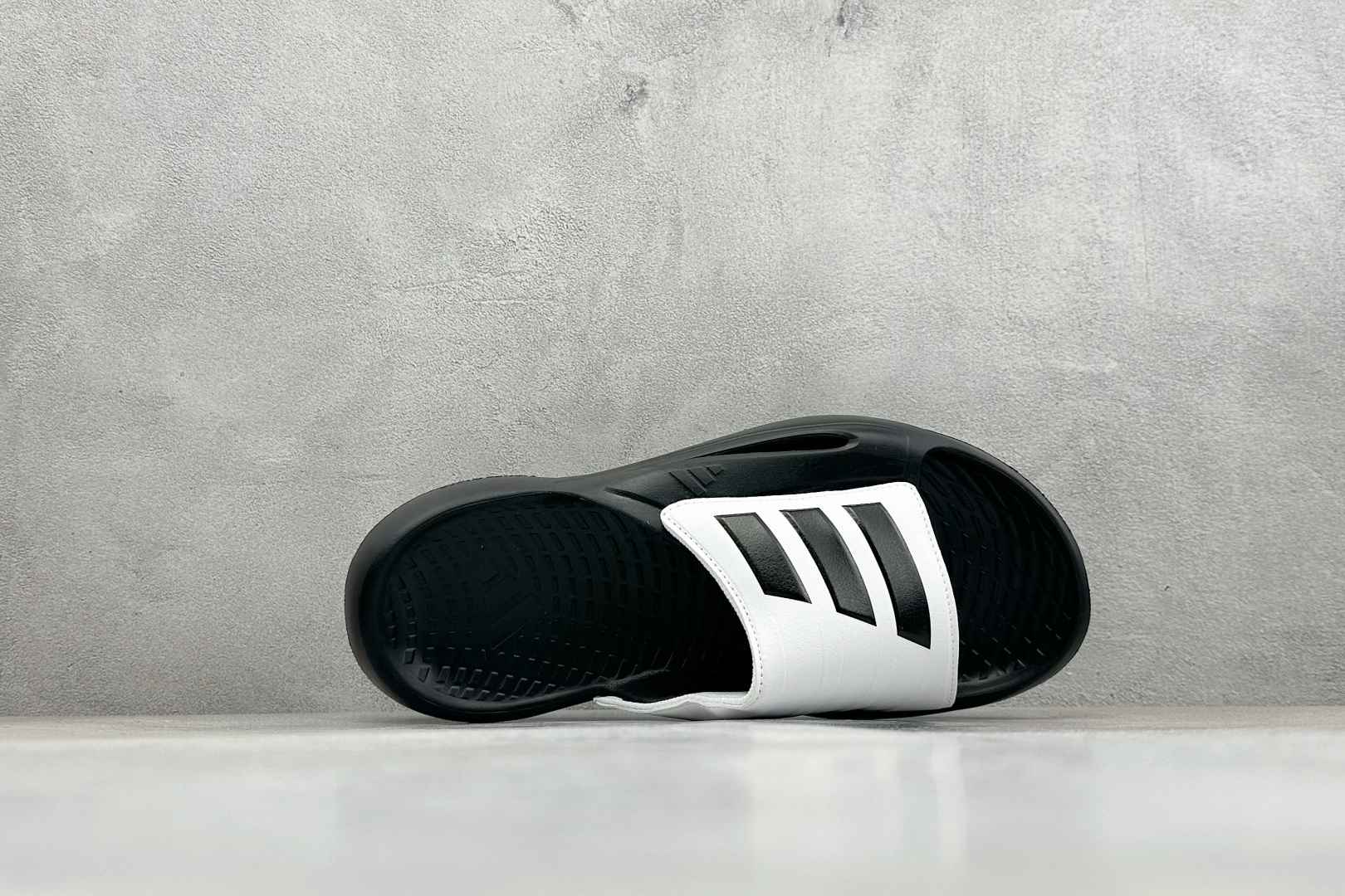 Adidas LIGHTBLAZE SLIDESP 运动休闲舒适拖鞋 JS3587 Adidas LIGHTBLAZE SLIDESP 运动休闲舒适拖鞋 JS3587