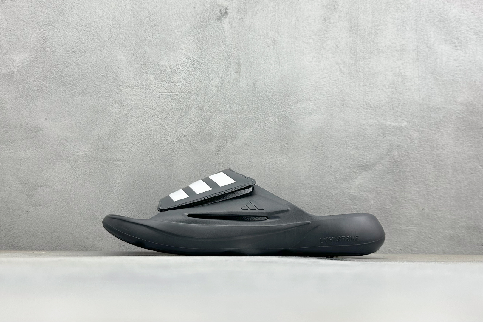 Adidas LIGHTBLAZE SLIDESP 运动休闲舒适拖鞋 JS3588 Adidas LIGHTBLAZE SLIDESP 运动休闲舒适拖鞋 JS3588
