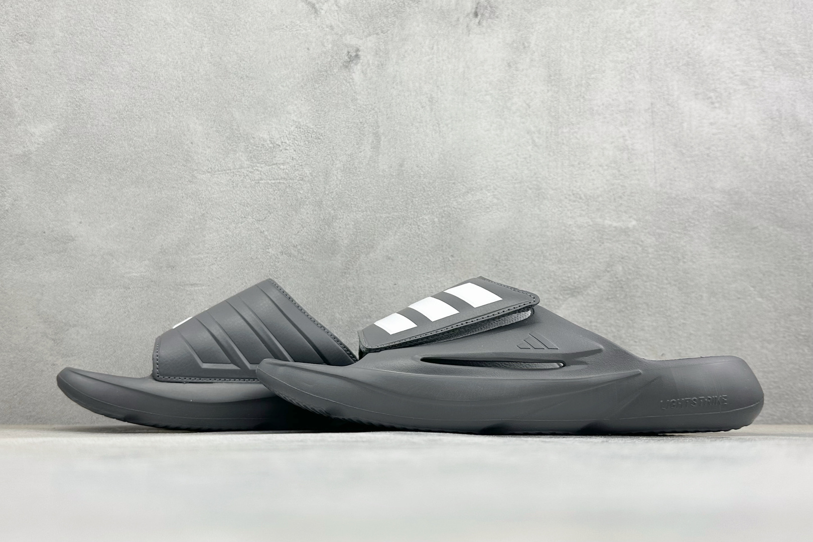 Adidas LIGHTBLAZE SLIDESP 运动休闲舒适拖鞋 JS3588 Adidas LIGHTBLAZE SLIDESP 运动休闲舒适拖鞋 JS3588