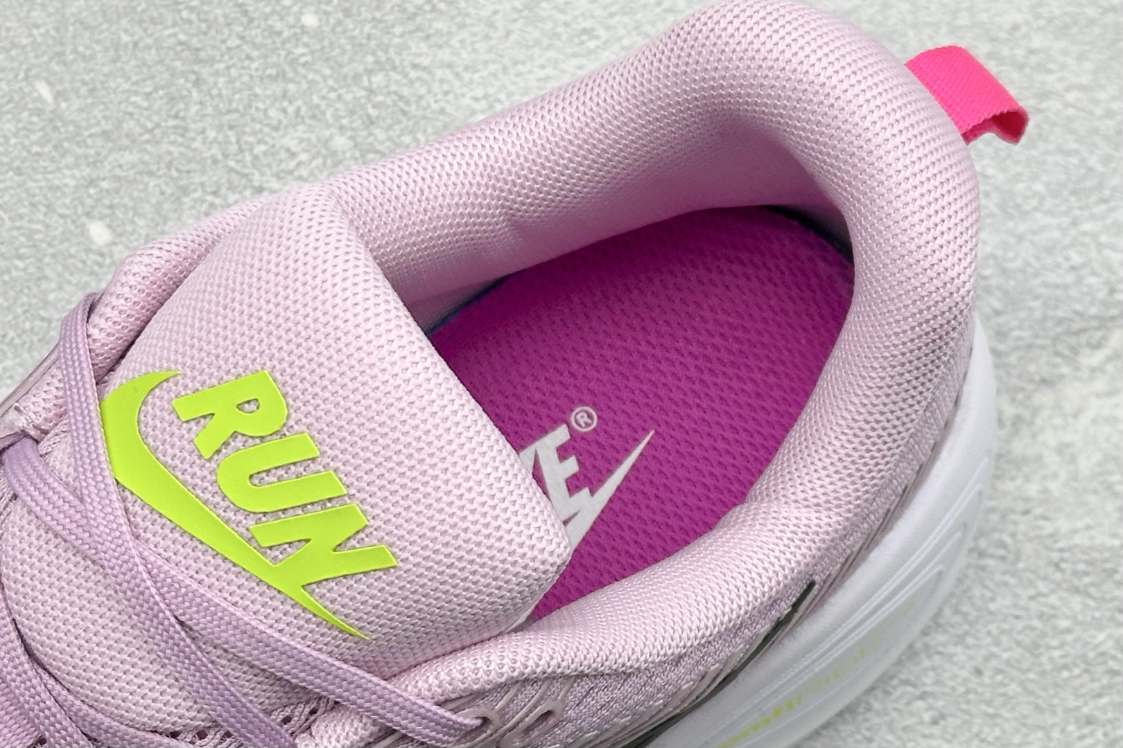 NIKE COMFIRIDE 透气防震运动跑步鞋 DX5886-004