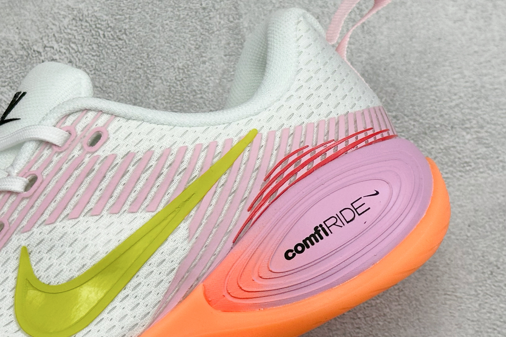 NIKE COMFIRIDE 透气防震运动跑步鞋 搭载柔软厚实的 ComfiRide 泡绵缓震配置 DX5886-003