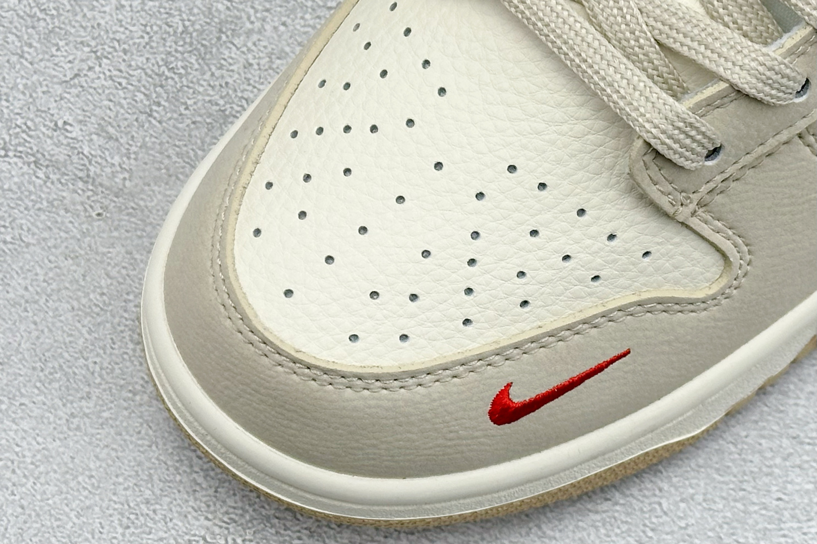 Nike Dunk Low(巴黎世家联名)爆款高端定制 米白与浅棕撞色拼接 SJ8888-010 Nike Dunk Low(巴黎世家联名)爆款高端定制 米白与浅棕撞色拼接 SJ8888-010