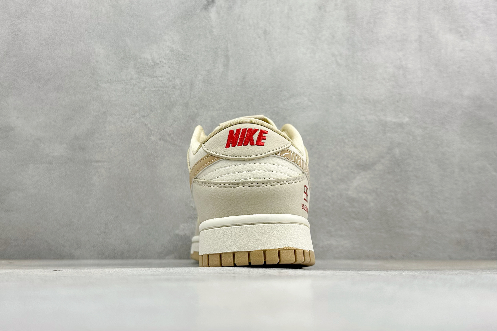 Nike Dunk Low(巴黎世家联名)爆款高端定制 米白与浅棕撞色拼接 SJ8888-010 Nike Dunk Low(巴黎世家联名)爆款高端定制 米白与浅棕撞色拼接 SJ8888-010