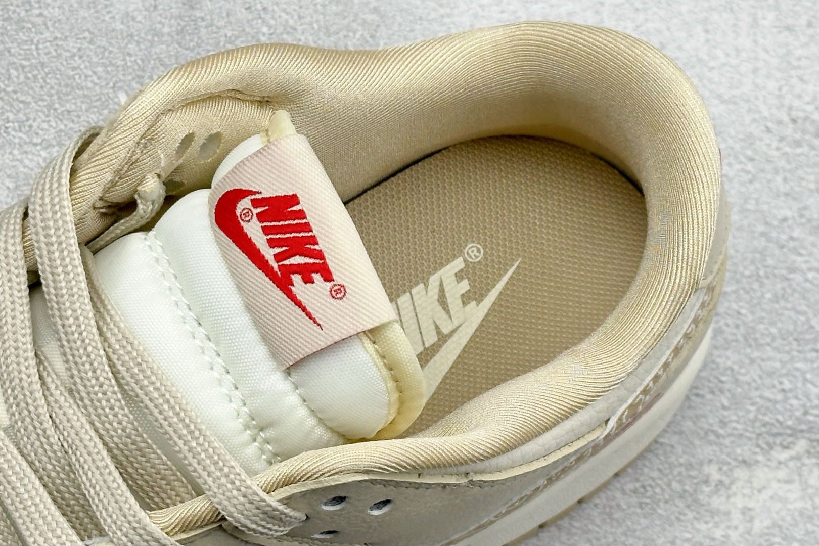 Nike Dunk Low(巴黎世家联名)爆款高端定制 米白与浅棕撞色拼接 SJ8888-010 Nike Dunk Low(巴黎世家联名)爆款高端定制 米白与浅棕撞色拼接 SJ8888-010