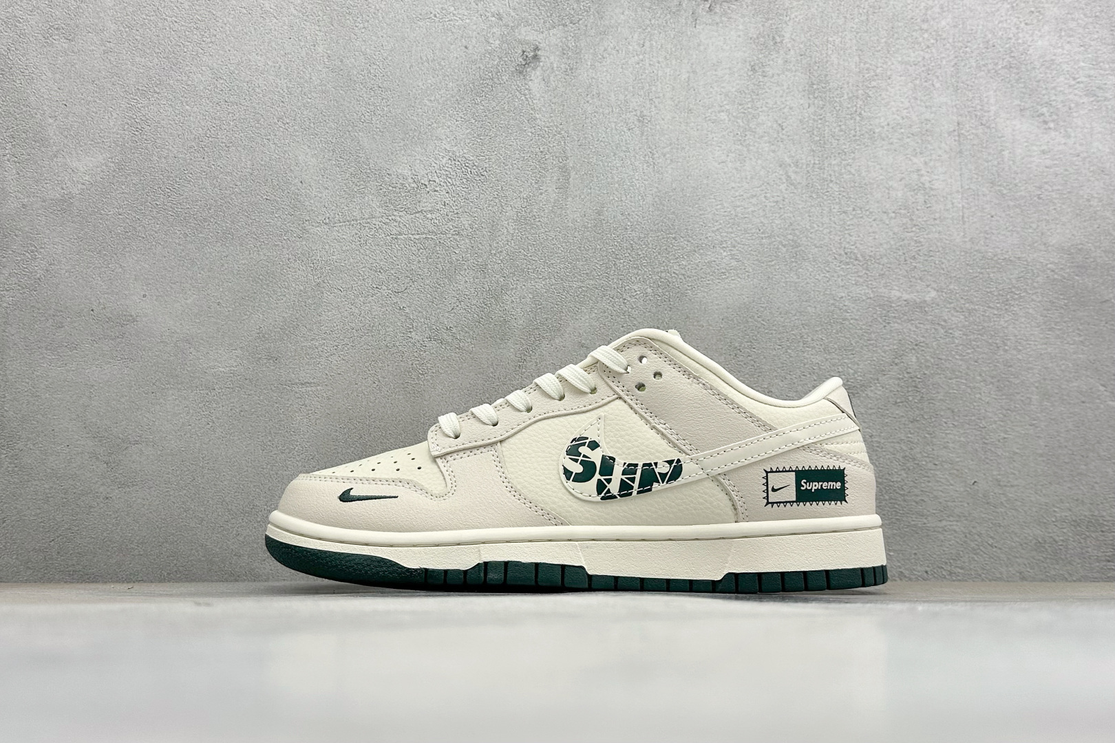NK SB DUNK LOW 米白深绿配色自带高级感 细腻皮革鞋面质感拉满 SL8888-002 NK SB DUNK LOW 米白深绿配色自带高级感 细腻皮革鞋面质感拉满 SL8888-002