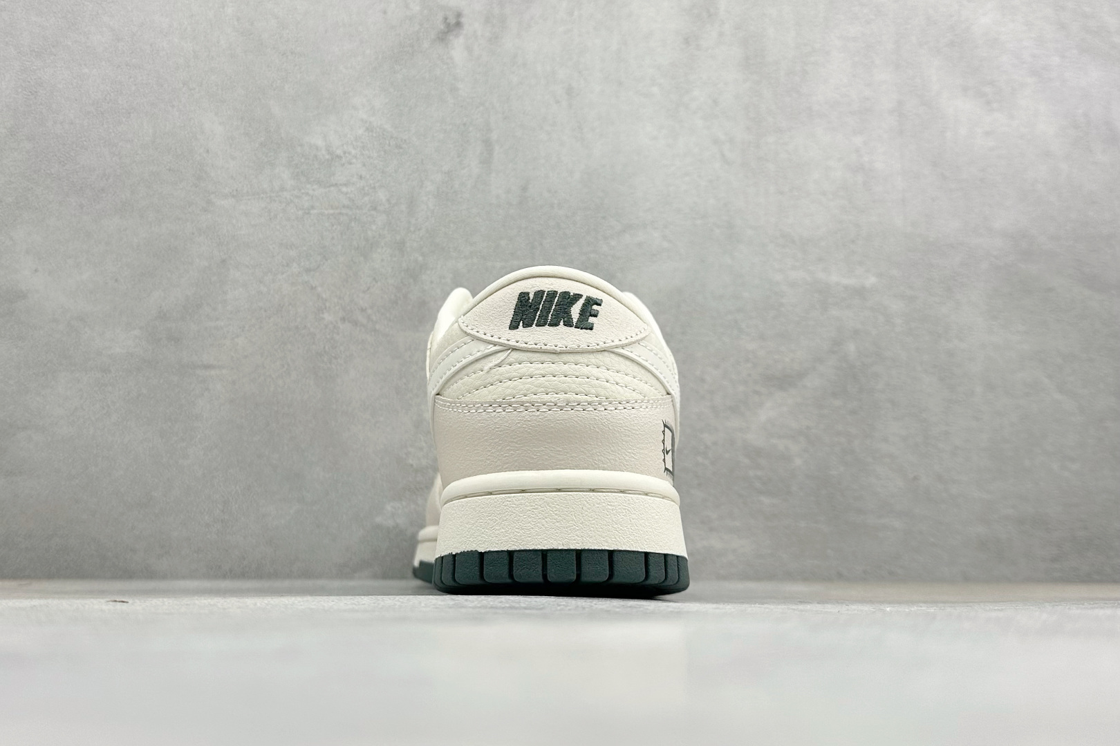 NK SB DUNK LOW 米白深绿配色自带高级感 细腻皮革鞋面质感拉满 SL8888-002-莆田鞋,莆田鞋货源,高仿鞋,高仿鞋货源,安福档口,莆田高仿鞋,莆田鞋批发,高仿鞋批发,莆田高仿运动鞋,高仿运动鞋,莆田运动鞋 NK SB DUNK LOW 米白深绿配色自带高级感 细腻皮革鞋面质感拉满 SL8888-002