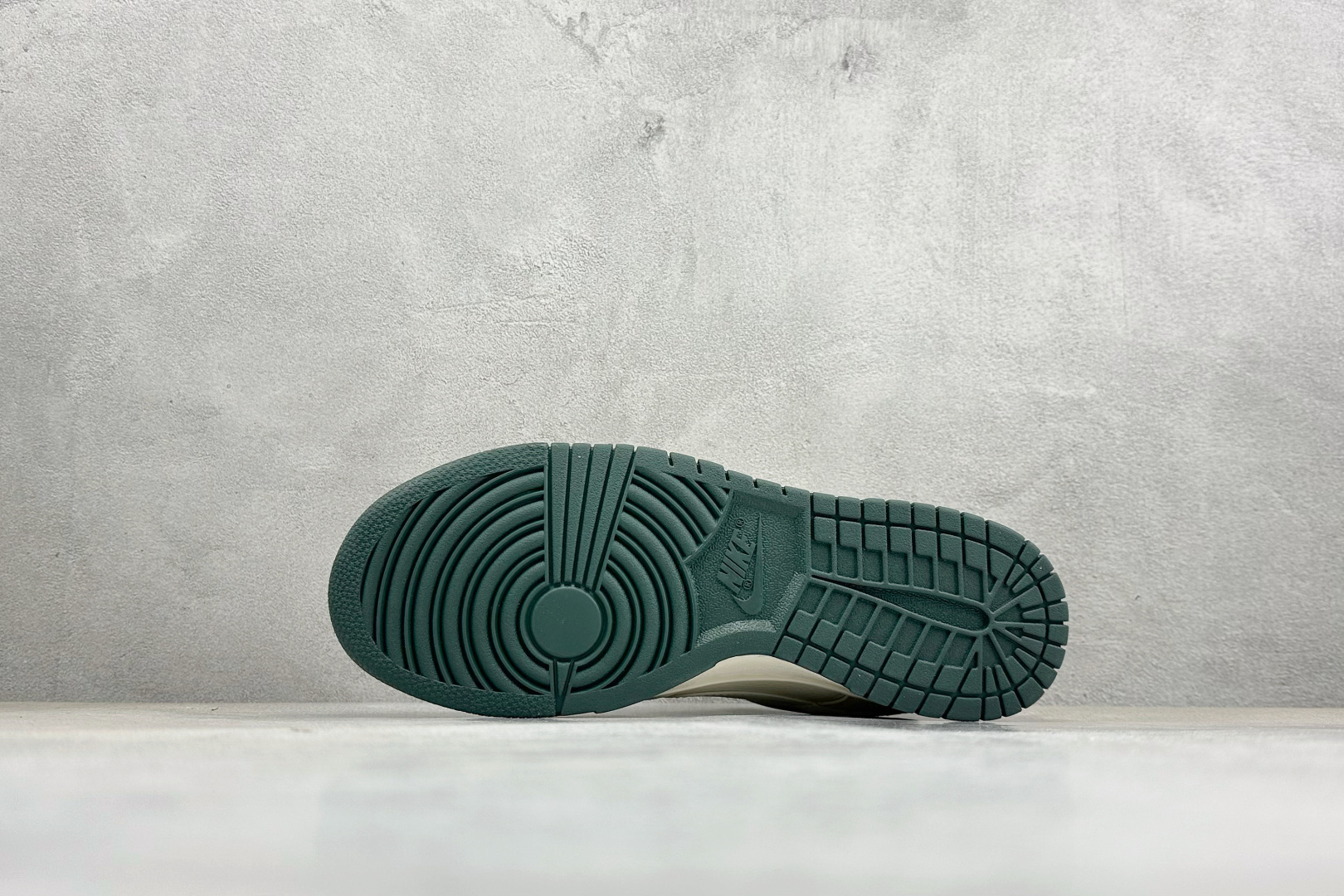 NK SB DUNK LOW 米白深绿配色自带高级感 细腻皮革鞋面质感拉满 SL8888-002-莆田鞋,莆田鞋货源,高仿鞋,高仿鞋货源,安福档口,莆田高仿鞋,莆田鞋批发,高仿鞋批发,莆田高仿运动鞋,高仿运动鞋,莆田运动鞋 NK SB DUNK LOW 米白深绿配色自带高级感 细腻皮革鞋面质感拉满 SL8888-002