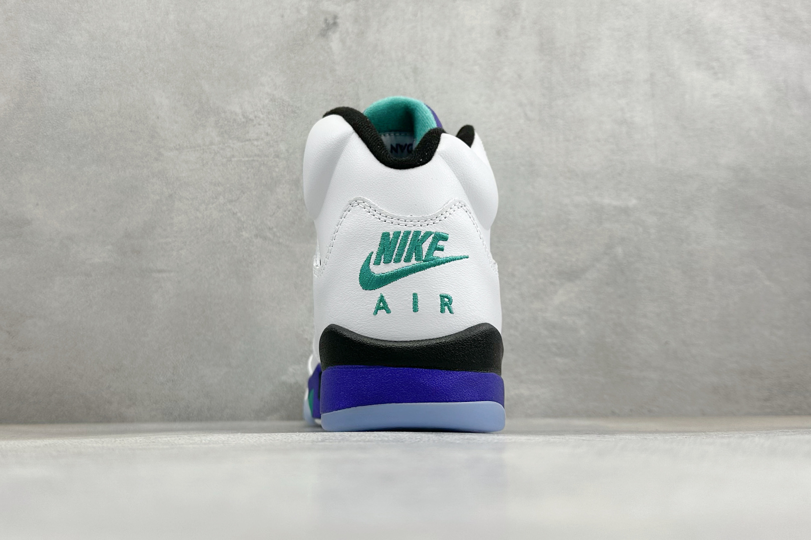 AD版Air Jordan 5 Retro 中帮复古篮球鞋 HQ7978-100 AD版Air Jordan 5 Retro 中帮复古篮球鞋 HQ7978-100