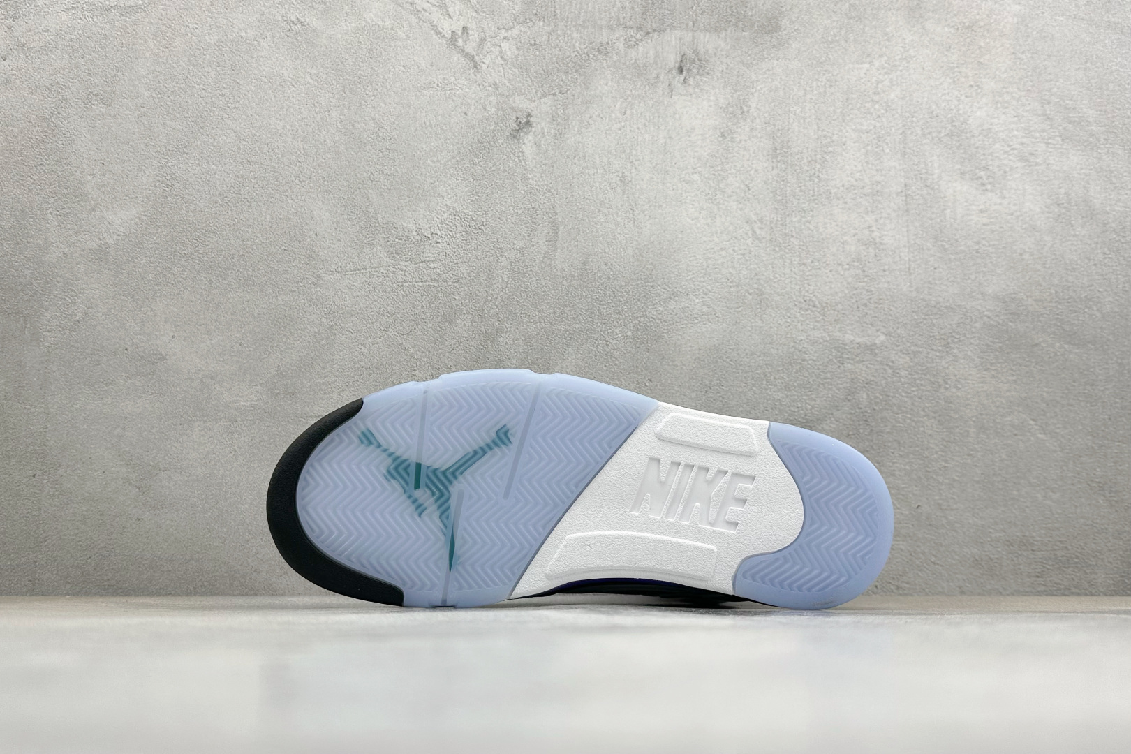 AD版Air Jordan 5 Retro 中帮复古篮球鞋 HQ7978-100 AD版Air Jordan 5 Retro 中帮复古篮球鞋 HQ7978-100