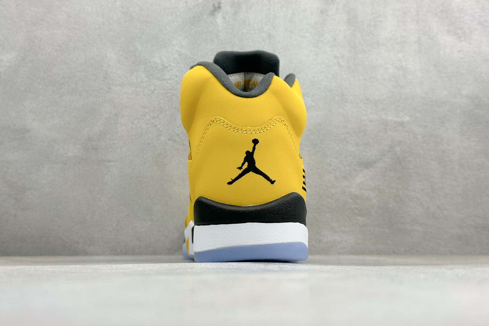 AD版Air Jordan 5 Retro 中帮复古篮球鞋 IO3372-700 AD版Air Jordan 5 Retro 中帮复古篮球鞋 IO3372-700