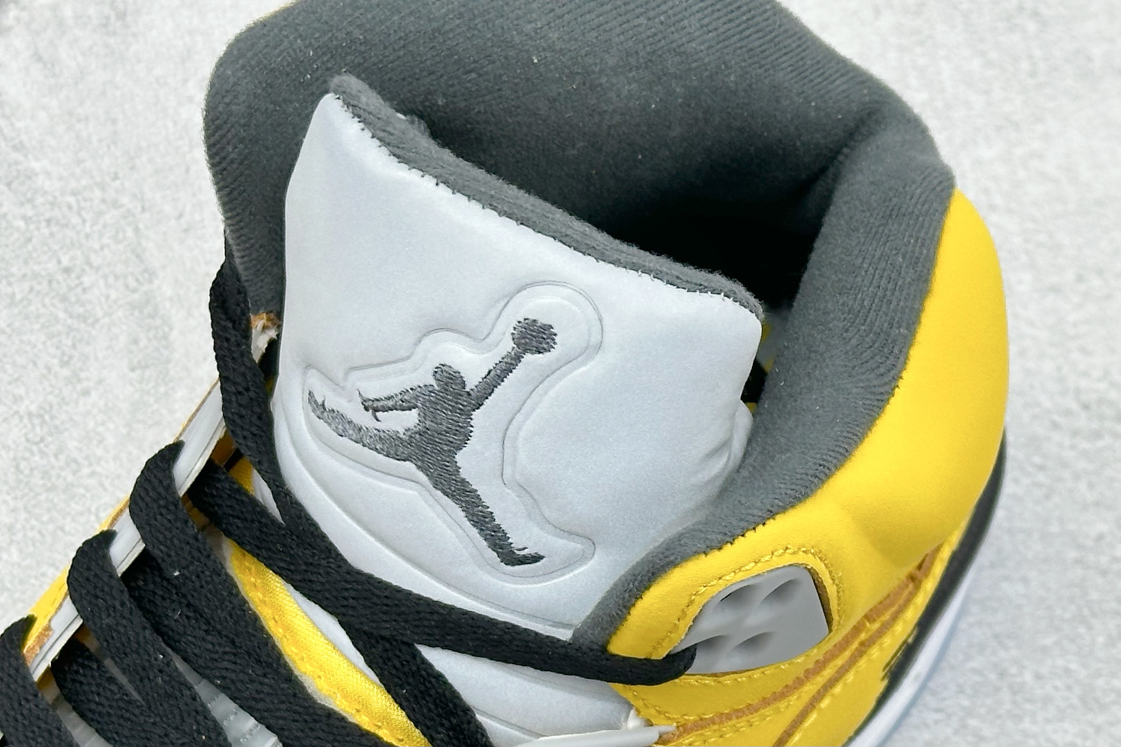 AD版Air Jordan 5 Retro 中帮复古篮球鞋 IO3372-700 AD版Air Jordan 5 Retro 中帮复古篮球鞋 IO3372-700
