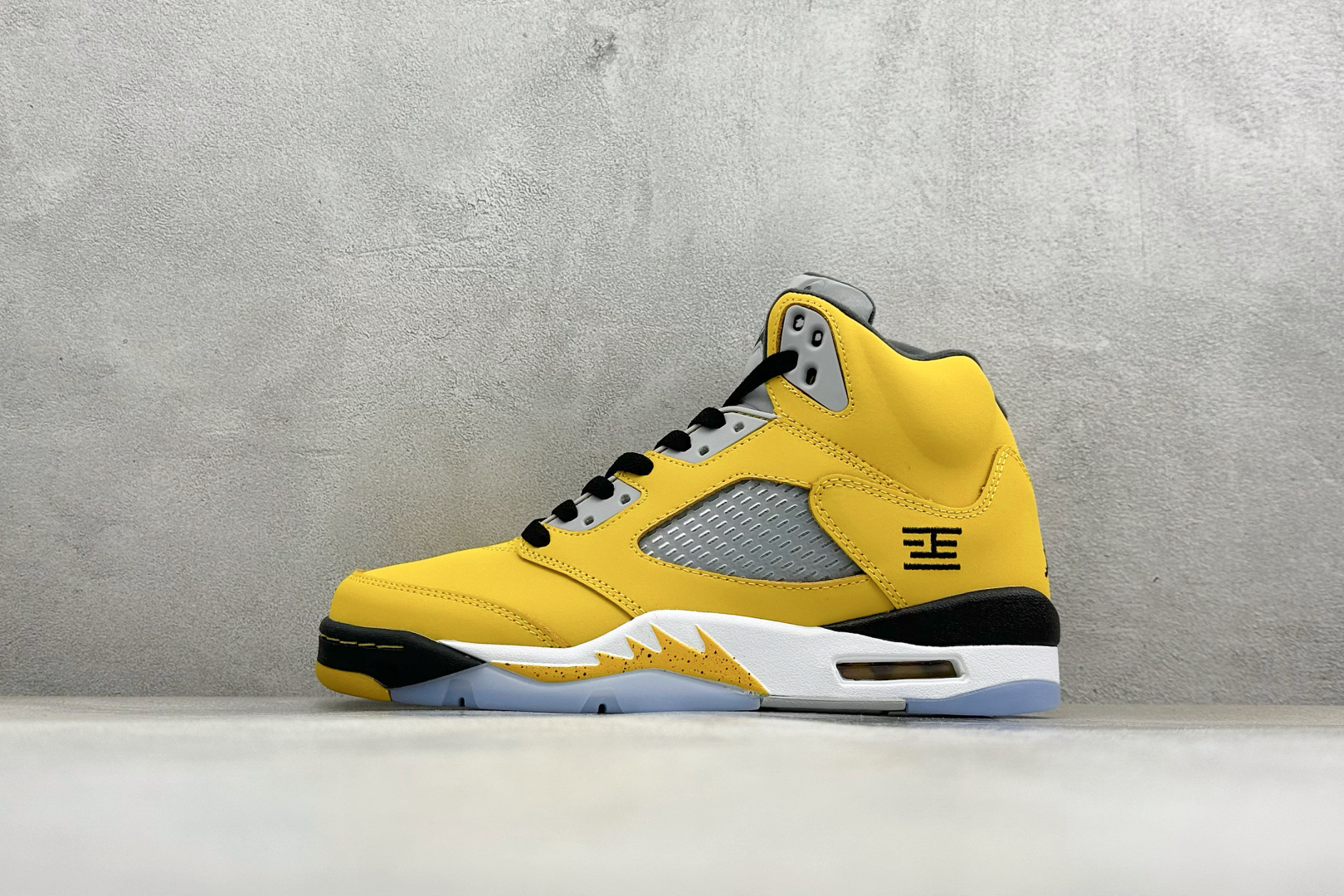 AD版Air Jordan 5 Retro 中帮复古篮球鞋 IO3372-700 AD版Air Jordan 5 Retro 中帮复古篮球鞋 IO3372-700