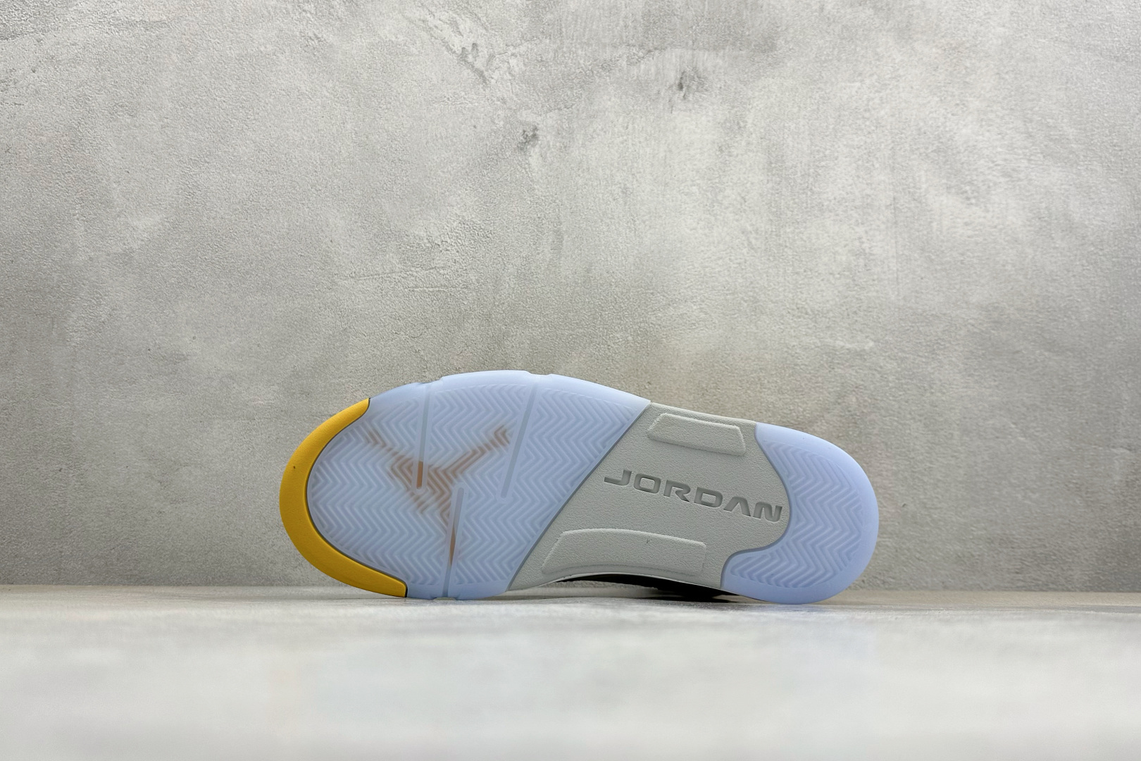 AD版Air Jordan 5 Retro 中帮复古篮球鞋 IO3372-700 AD版Air Jordan 5 Retro 中帮复古篮球鞋 IO3372-700