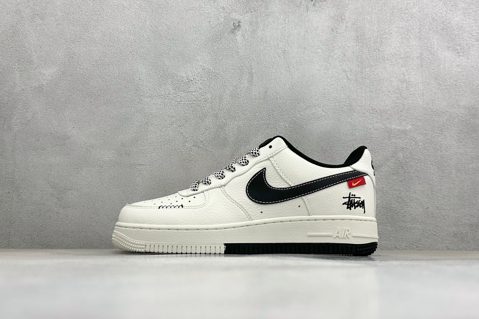 SC版Nike Air Force 1’07 Low 黑白撞色 空军一号低帮休闲板鞋 MM3399-817 SC版Nike Air Force 1’07 Low 黑白撞色 空军一号低帮休闲板鞋 MM3399-817