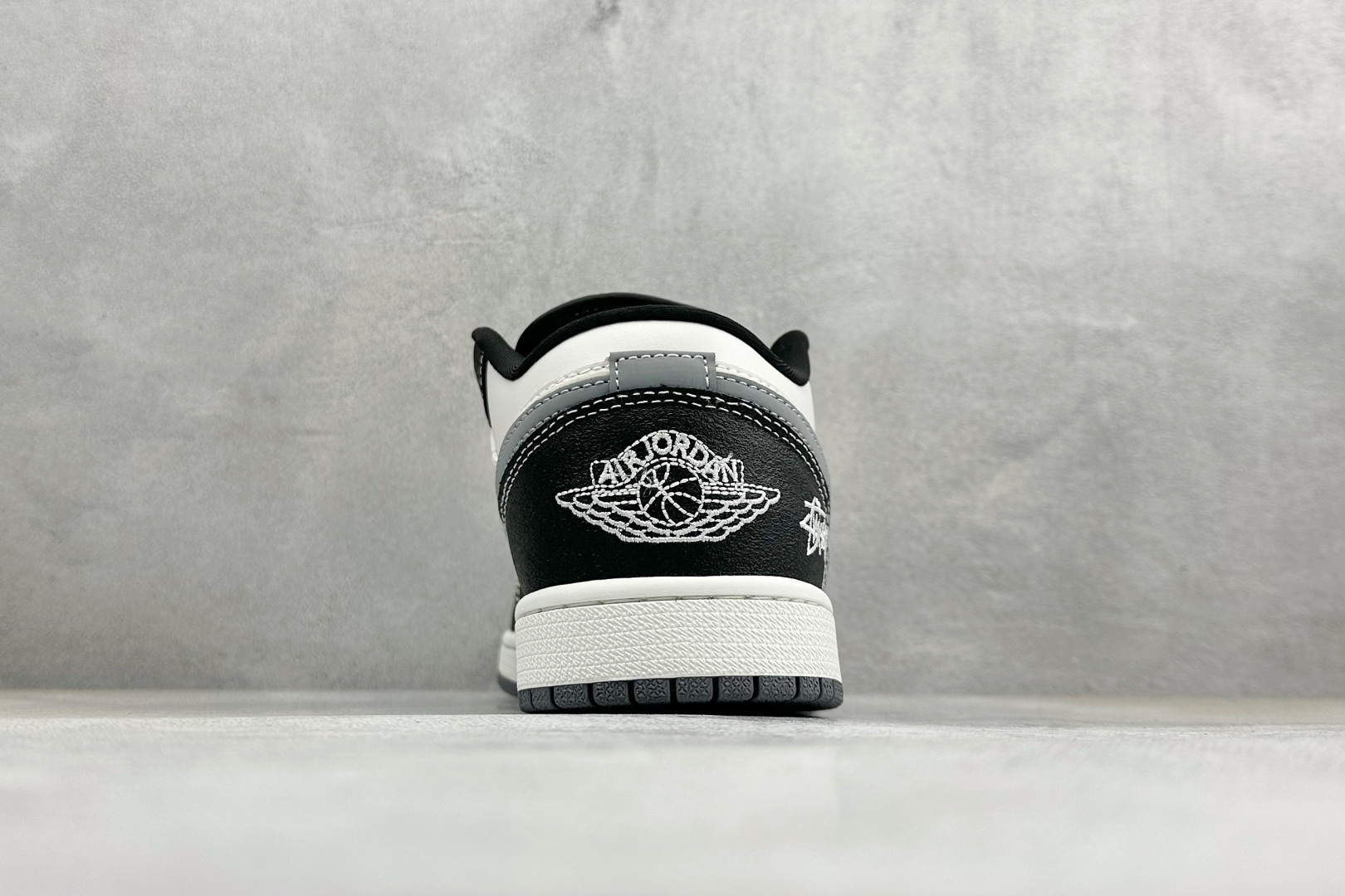 SC版AIR JORDAN 1 经典低帮版型焕新登场 黑白灰撞色拼接演绎复古街头风 QL1988-008