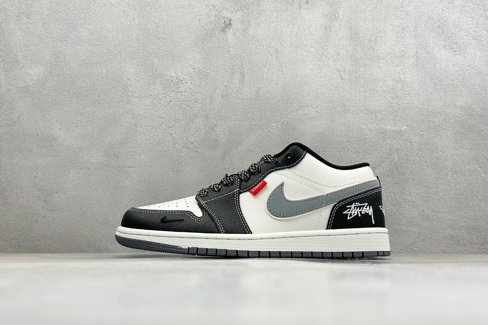 SC版AIR JORDAN 1 经典低帮版型焕新登场 黑白灰撞色拼接演绎复古街头风 QL1988-008