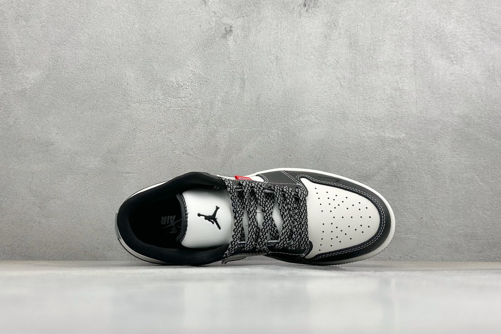 SC版AIR JORDAN 1 经典低帮版型焕新登场 黑白灰撞色拼接演绎复古街头风 QL1988-008