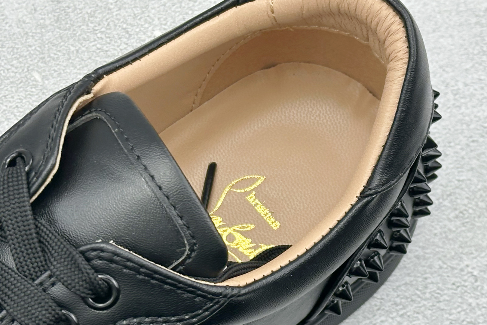 230 CL路铂廷 Louis Junior Spikes 圆头系带 低帮 时尚板鞋