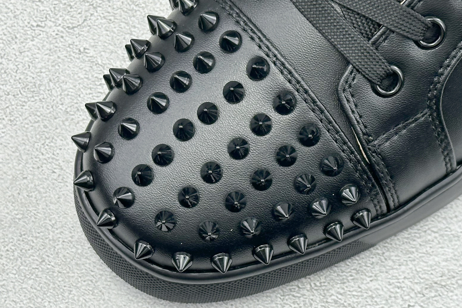 230 CL路铂廷 Louis Junior Spikes 圆头系带 低帮 时尚板鞋