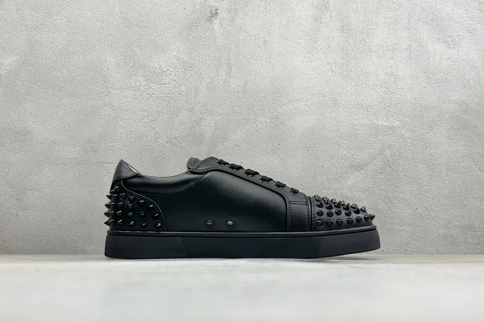 230 CL路铂廷 Louis Junior Spikes 圆头系带 低帮 时尚板鞋