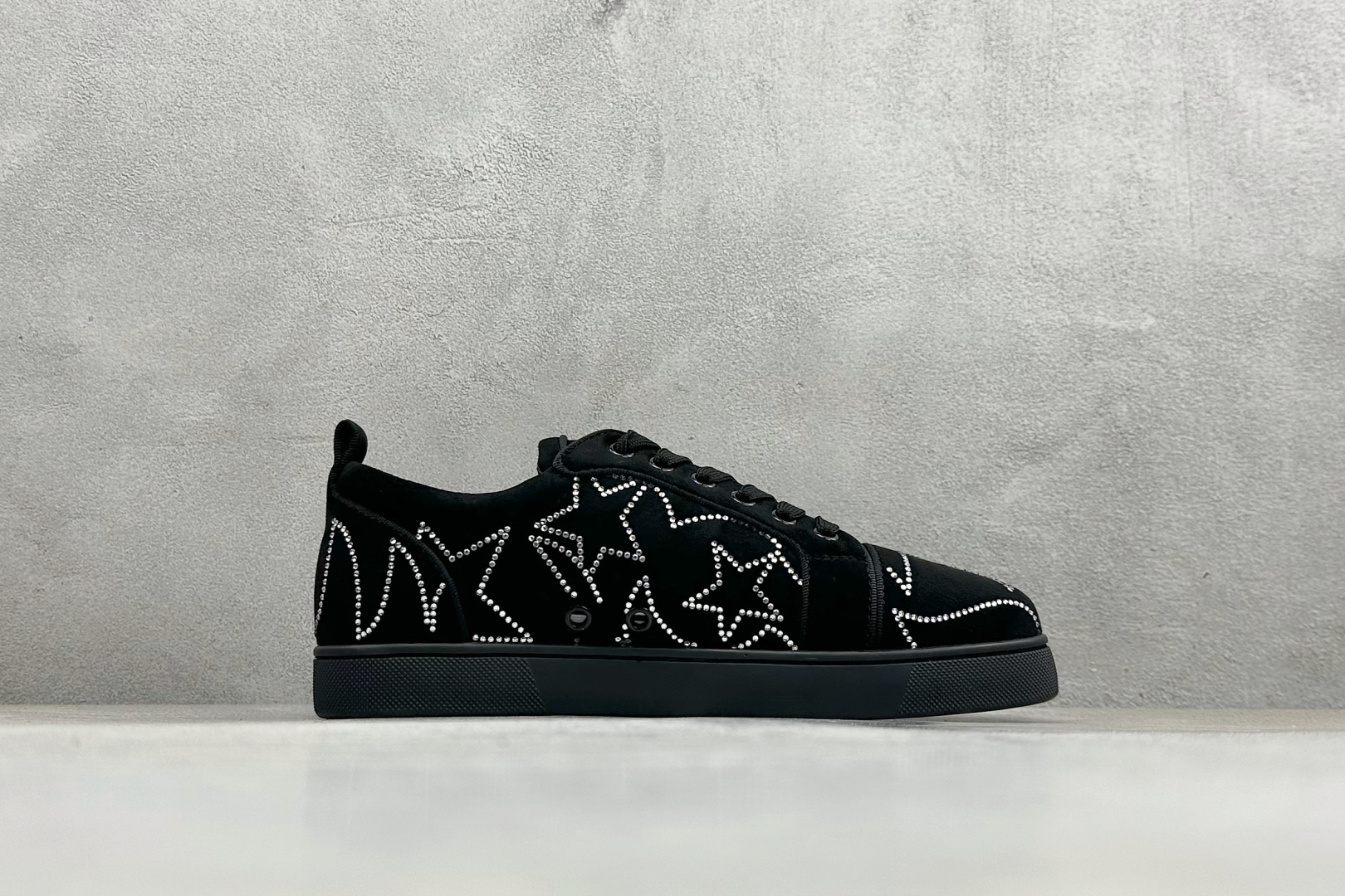 240 CL路铂廷 Louis Junior Spikes 圆头系带 低帮 时尚板鞋